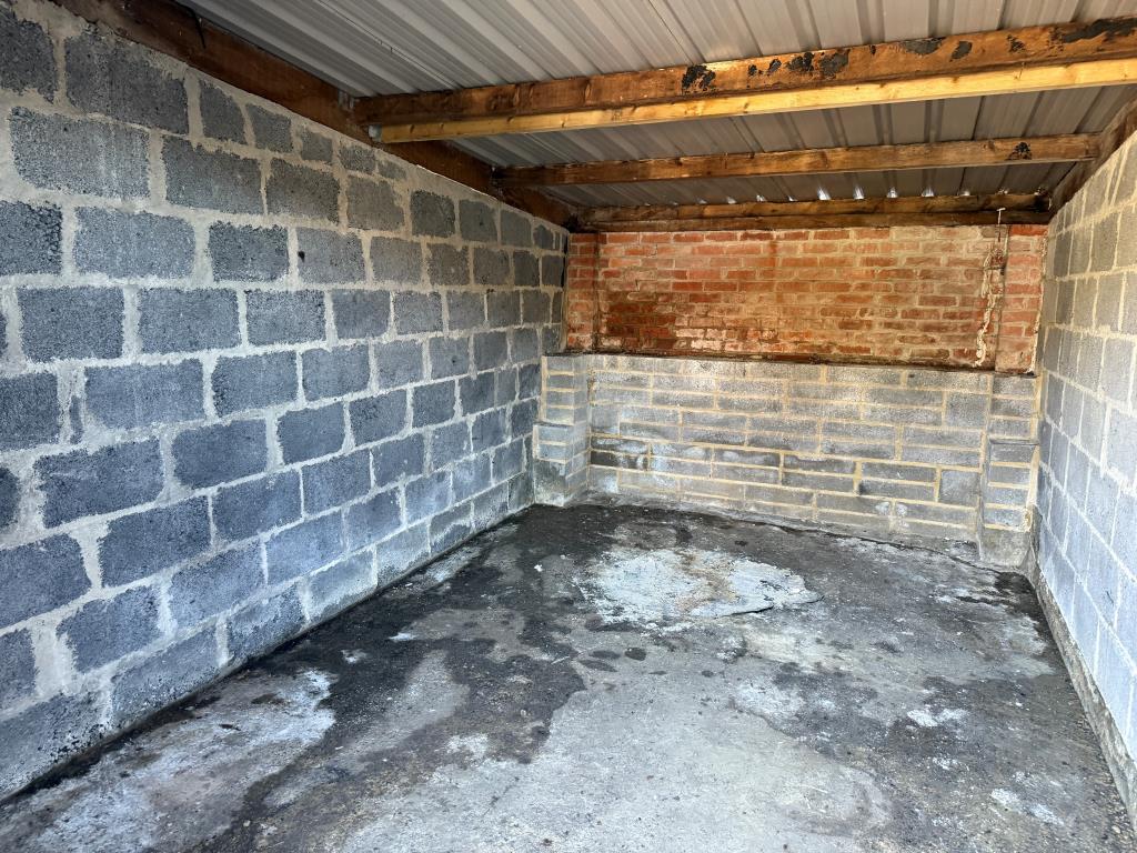 Lot: 33 - FREEHOLD BLOCK OF SEVEN GARAGES WITH POTENTIAL - Vacant garage showing size and construction